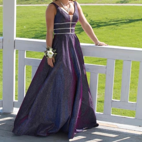 Irredecent Prom Dress! - Picture 8 of 8